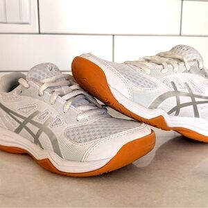 ASICS Girls Upcourt Volleyball sneaker size 1, good condition, white/silver
